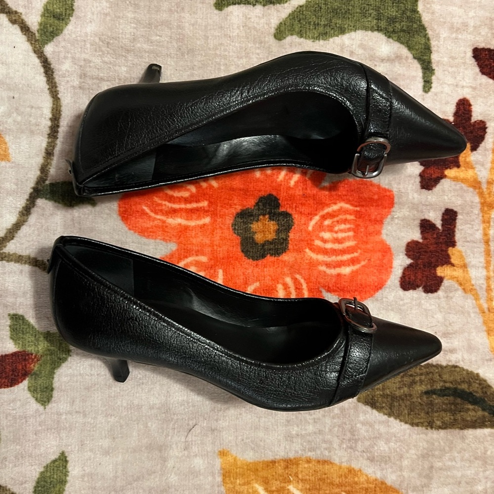 Like New Leather Kitten Heel Black Women's pumps - Picture 3 of 6
